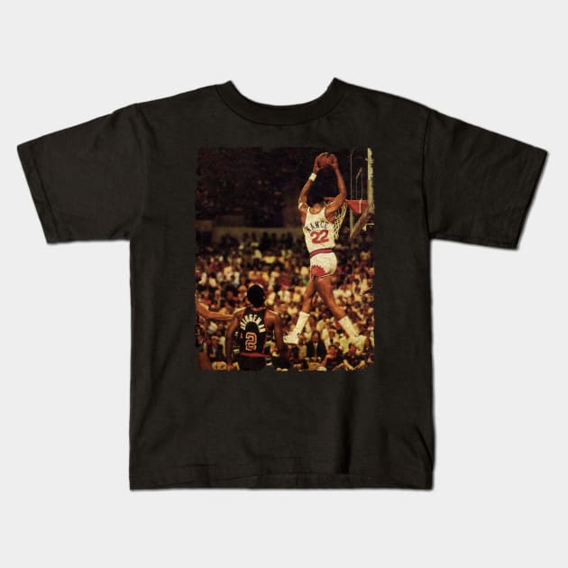 Larry Nance Getting His Head At The Rim For The Phoenix Suns In The 1980s Kids T-Shirt by Wendyshopart